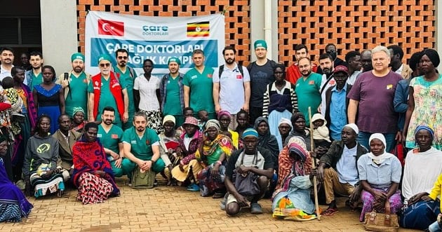 Afyonkarahisar Sağlık Bilimleri Üniversitesi Göz Hekimi Uganda'da Kahramanlık Ödülü Aldı