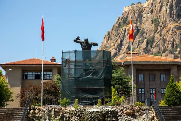 Utku Anıtı Restore Ediliyor: Şehrin Sembolü Yeniden Canlanıyor