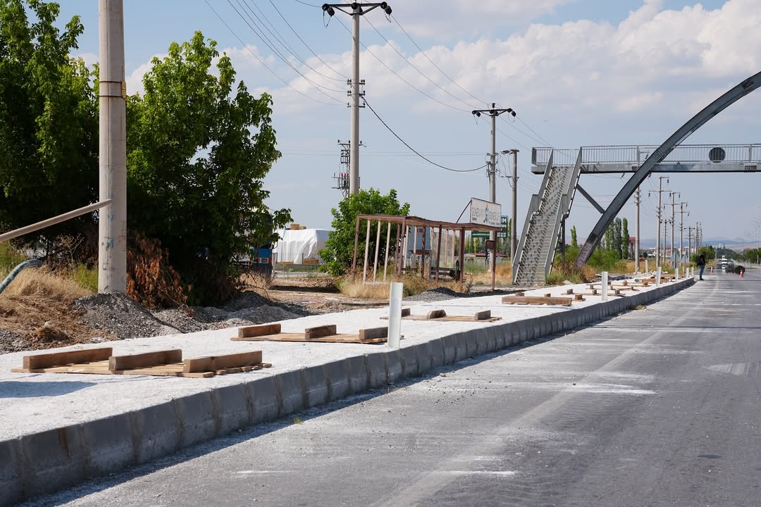 Bolvadin MYO Karşısına Yeni Yürüyüş Yolu: Öğrenciler ve Halk İçin Daha Güvenli Ulaşım