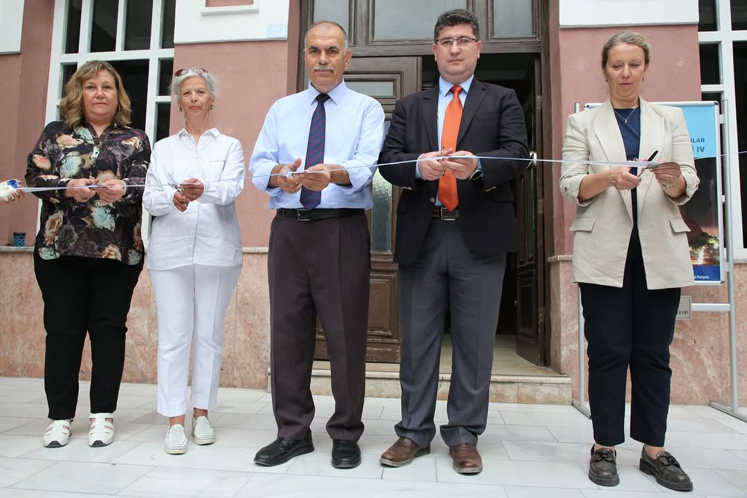 Afyonkarahisar'da Sanatseverlerle Buluşan Karma Sergide Sanatın Çeşitliliği Sergilendi