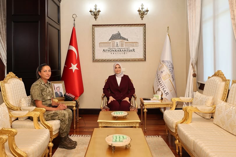 Afyonkarahisar'dan Balıkesir'e Görev Değişikliği: Vali Yiğitbaşı, Albay Şentürk'e Başarı Diledi