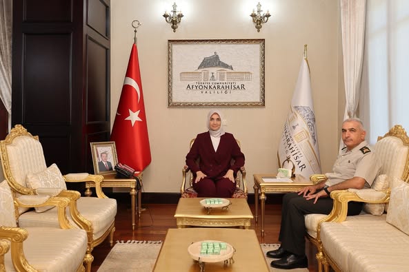 Afyonkarahisar Valisi, Emekliye Ayrılan Komutanı Makamında Kabul Etti