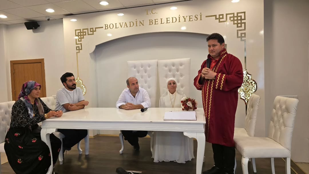Bolvadin Belediye Başkanı AYNACI, Yeni Evlenen Çiftlere Mutluluk Diledi