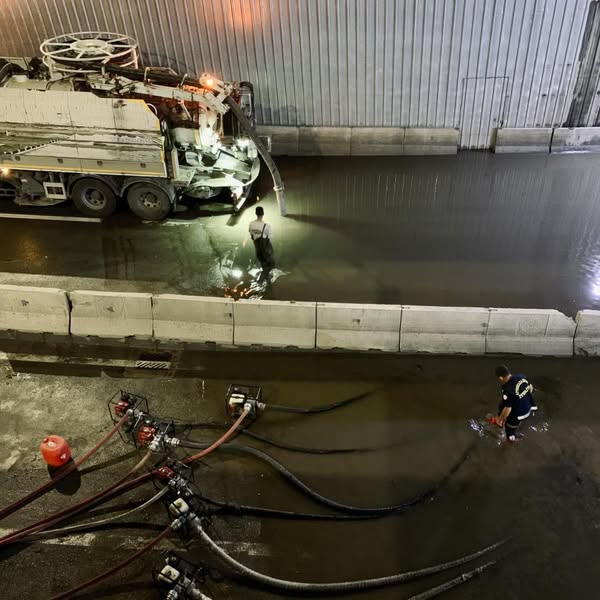 İstanbul'da Sağanak Yağış Sonrası Ekipler Aralıksız Çalışıyor