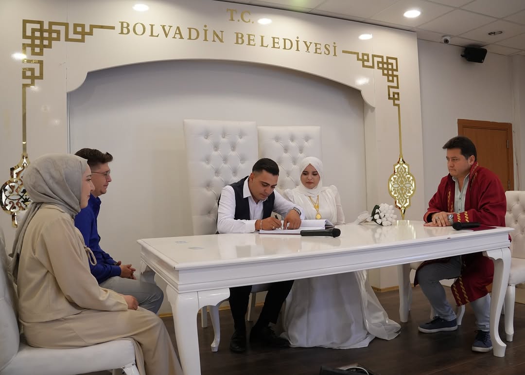 Bolvadin Belediye Başkanı AYNACI, Yeni Evlenen Çiftlere Mutluluk Dilekleri Yolladı