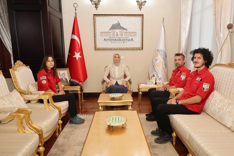 Afyonkarahisar Valisi, AKUT Ekibini Makamında Kabul Etti