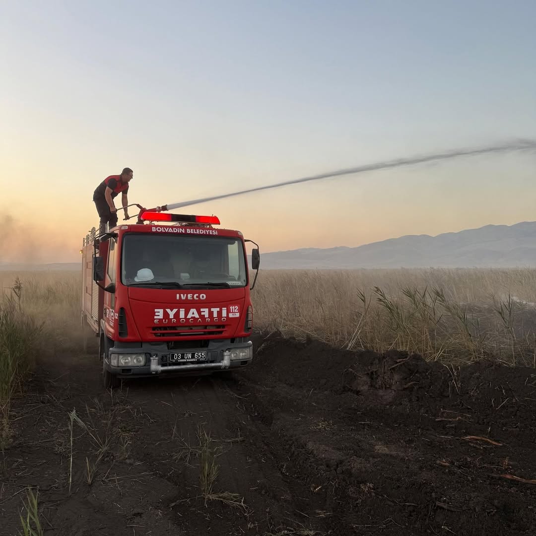Bolvadin'de Yangınlar Kontrol Altına Alındı: Eber Gölü ve Kemerkaya'da Müdahale