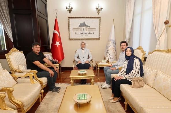Afyonkarahisar Valisi, Bursa'dan Gelen Aileyi Makamında Kabul Etti