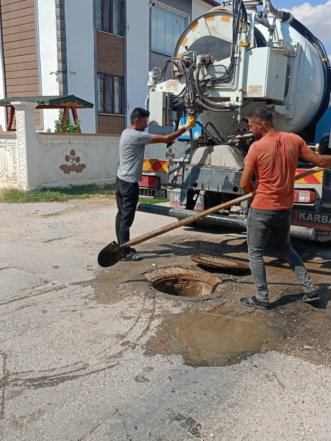 Bolvadin'de Kanalizasyon ve Yağmur Izgarası Temizlikleri Aralıksız Sürüyor