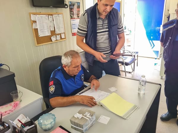 Kaybolan 100 Bin TL Sahibiyle Buluştu: Vatandaşın Parası Zabıtaya Teslim Edildi