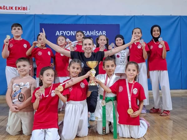 Afyonkarahisar'dan Karate Zaferi: Yüntaş Sporcuları Zafer Kupası'nı Kazandı