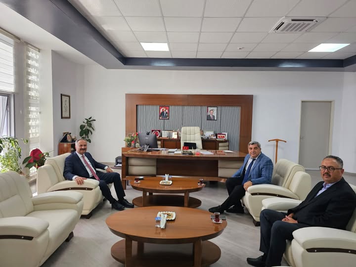 Anayasa Mahkemesi Üyesi Yılmaz Akçil, Afyonkarahisar İl Milli Eğitim Müdürü Miraç Sünnetci'yi Ziyaret Etti