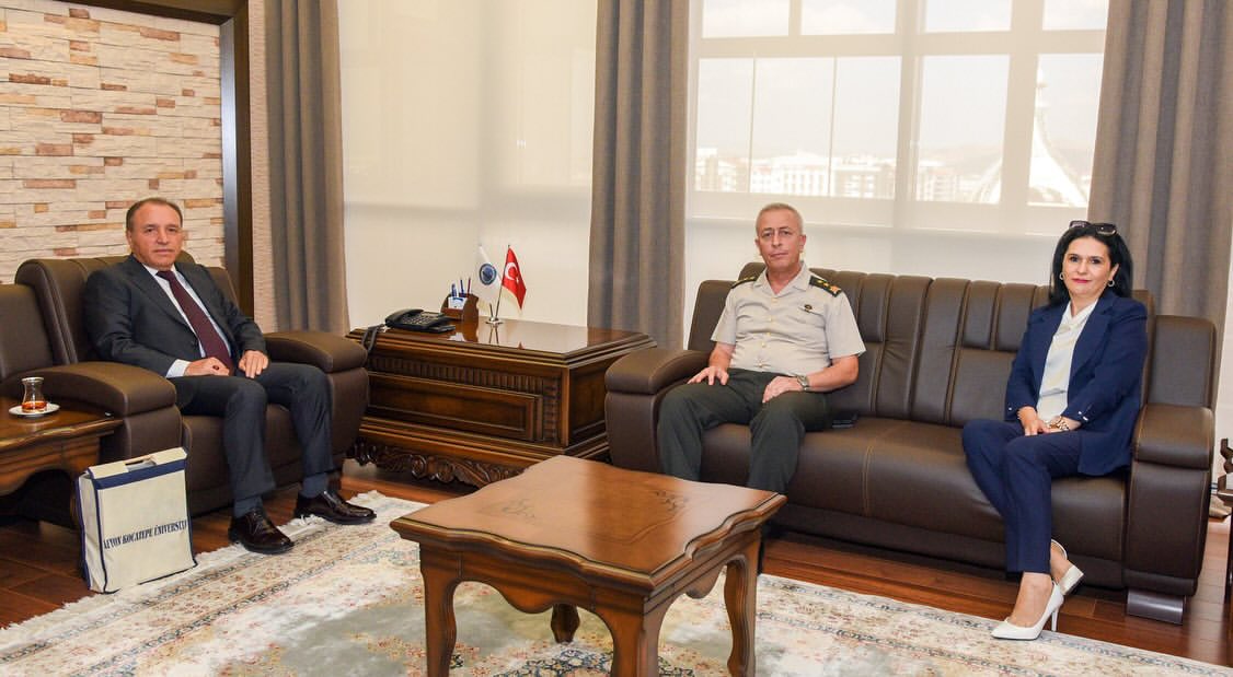 Tümgeneral Diker, AKÜ Rektörü Karakaş'ı Ziyaret Etti, Tarihi Kitap Hediye Aldı