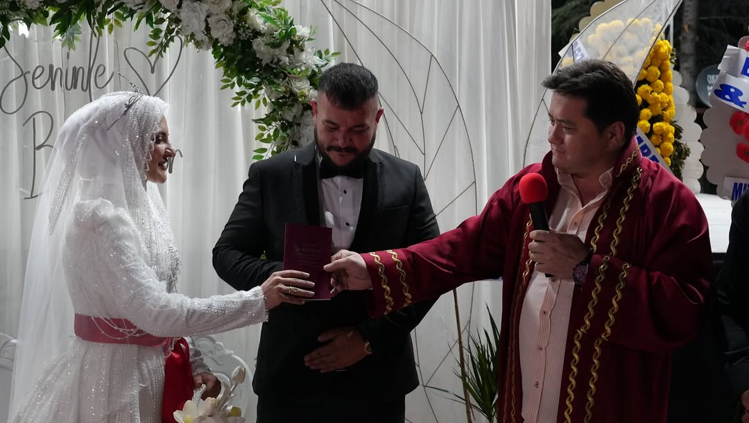 Bolvadin Belediye Başkanı AYNACI, Yeni Evlenen Çifte Mutluluk Diledi