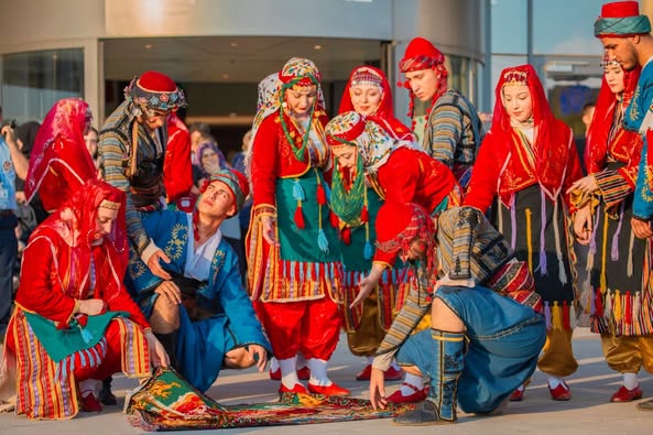 Kültürler Dansla Buluştu: Uluslararası Halk Oyunları Gösterisi Büyülü Anlar Yaşattı