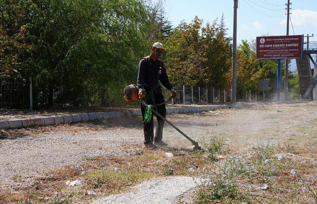 Bolvadin Belediyesi, Meslek Yüksekokulu Çevresinde Düzenleme Çalışmalarıyla Eğitime Destek Veriyor