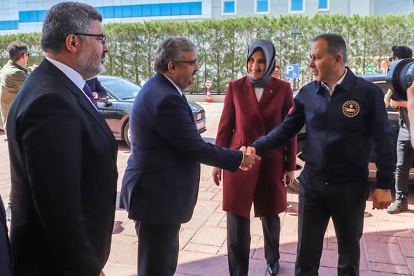 İçişleri Bakanı Yerlikaya, Afyonkarahisar'da AK Parti Teşkilatıyla Buluştu