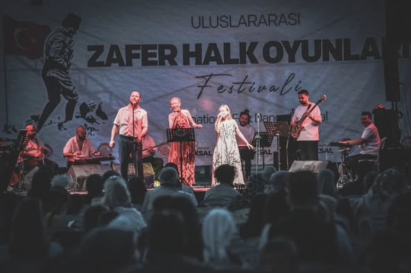 Akarçay'da Zafer Haftası Coşkusu: Belediye Orkestrası ve Halk Oyunları Ekibi Sahneyi Coştu