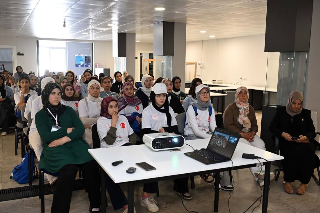 Kardeşlik Köprüsü: Kuzey Kıbrıs ve Afyonkarahisar'dan Gençler AKÜ'de Teknolojiye Dokundu