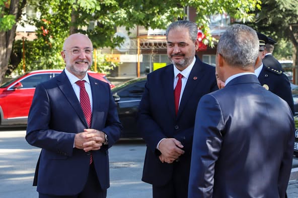 Afyonkarahisar'da 30 Ağustos Zafer Bayramı Coşkusu: Çelenk ve Karşılama Törenleri Düzenlendi