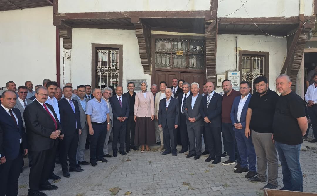 Afyonkarahisar Valisi Güran Yiğitbaşı Bolvadin'deki Tarihi Kütüphaneyi Ziyaret Etti