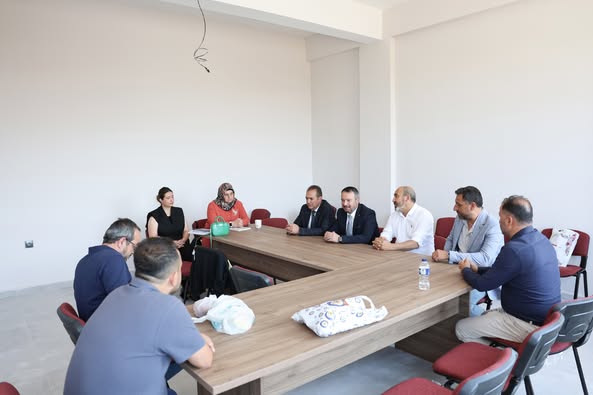 Sandıklı Belediye Başkanı Öztaş, Okulları Ziyaret Ederek Eğitimde Destek Sözü Verdi