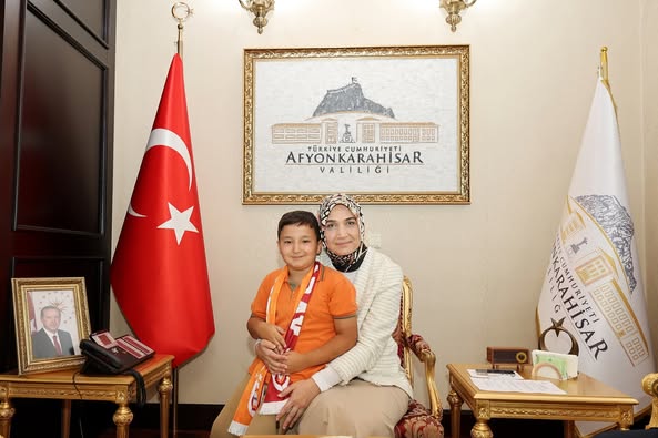 Afyonkarahisar Valisi, Özel Öğrenciyi Makamında Ağırladı