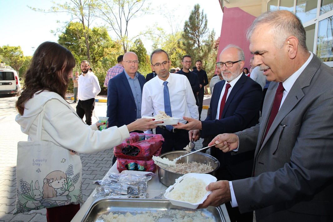 Afyon Kocatepe Üniversitesi Turizm Fakültesi Yeni Yıla Tavuklu Pilav İkramıyla Başladı