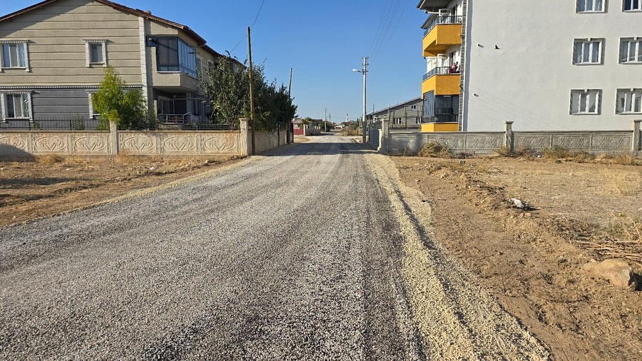 Bolvadin'de Soğuk Asfalt ve Yama Çalışmalarıyla Yollar Konforlu Hale Geliyor