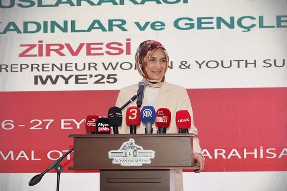 Afyonkarahisar Valisi, Uluslararası Girişimci Kadınlar ve Gençler Zirvesi'ne Katıldı