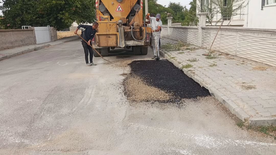 Bolvadin'de Hisar Mahallesi'nde Asfalt ve Yama Çalışmaları Devam Ediyor