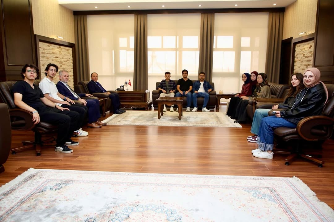 Afyon Kocatepe Üniversitesi'nde Öğrenci Kulüpleri Rektör Karakaş'ı Ziyaret Etti