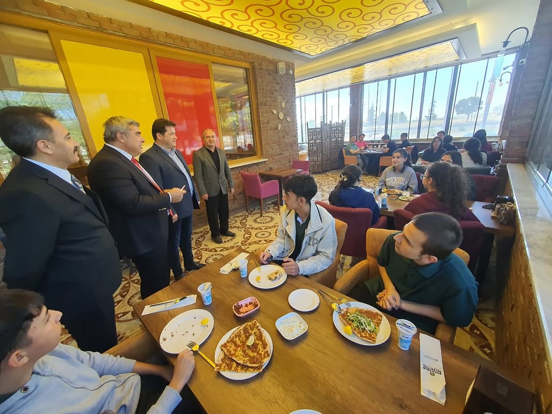 Bolvadin Belediye Başkanı Öğrencileri Yemekte Ağırladı