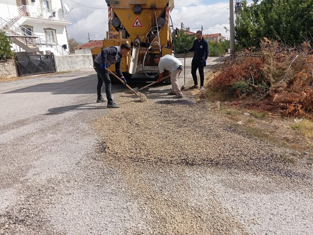 Bolvadin'de Yol Yapım Çalışmaları Hız Kesmeden Devam Ediyor