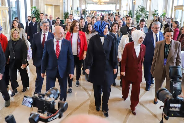 Afyonkarahisar'da Aile ve Sosyal Hizmetler Bakanı Göktaş'a Halk Bankası Programında Yoğun İlgi