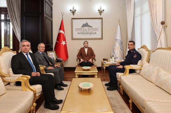 Afyonkarahisar Valisi Yiğitbaşı'na Jandarma Asayiş Vakfı'ndan Onursal Başkanlık Kimliği