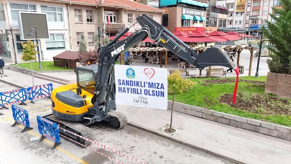 Sandıklı Belediyesi'ne Yeni Paletli Ekskavatör