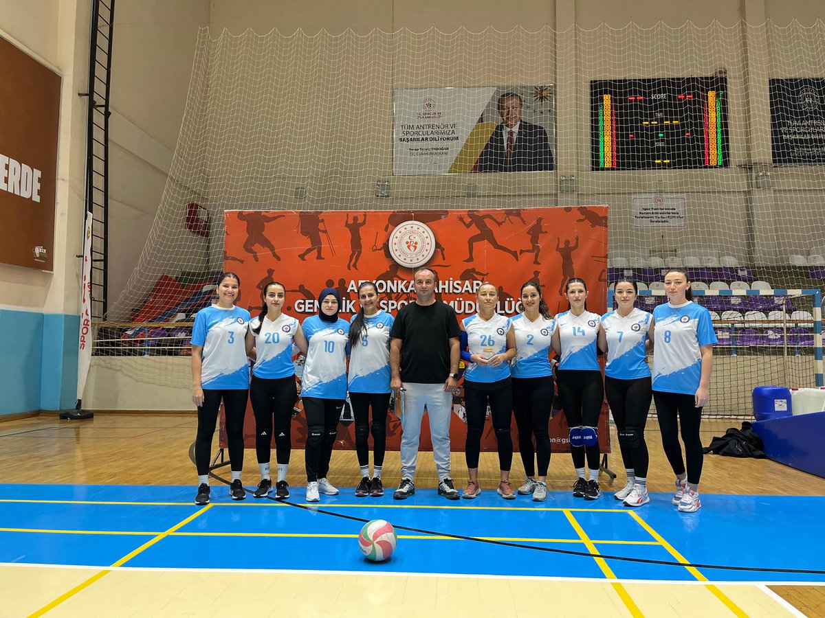 Afyonkarahisar'da Kamu Spor Oyunları'nda Polis Voleybol Takımı Şampiyonluğa Uzandı