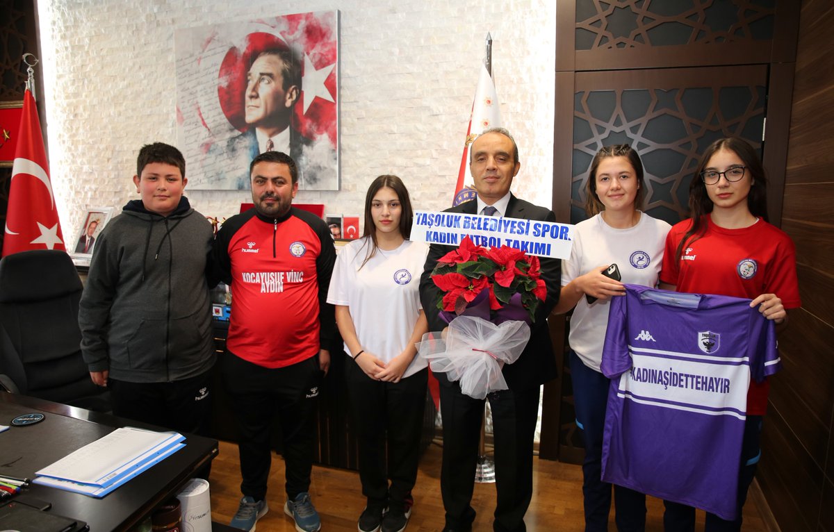 Taşoluk Belediye Spor Kulübü Kadın Futbol Takımı, İl Emniyet Müdürü'nü Ziyaret Etti