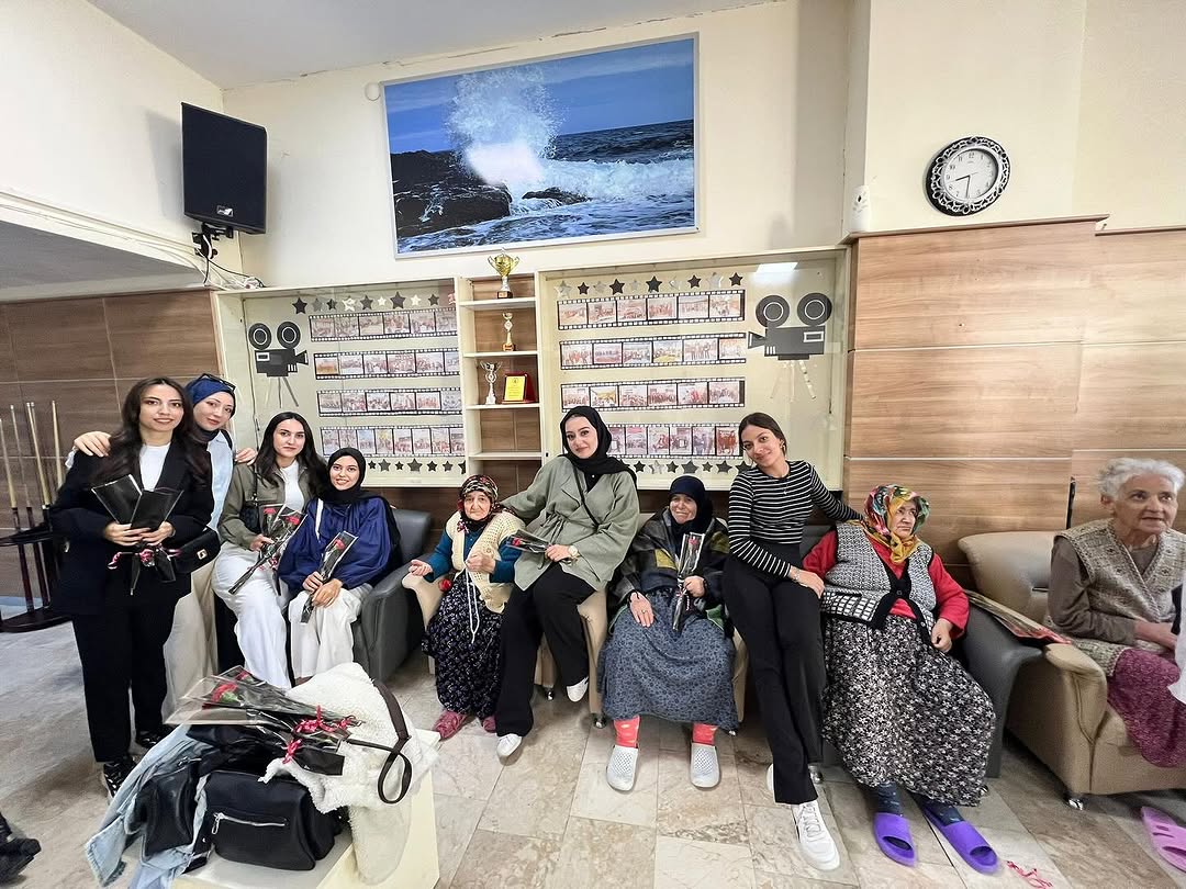 Sandıklı MYO Öğrencileri Huzurevi Sakinleriyle Bir Araya Geldi