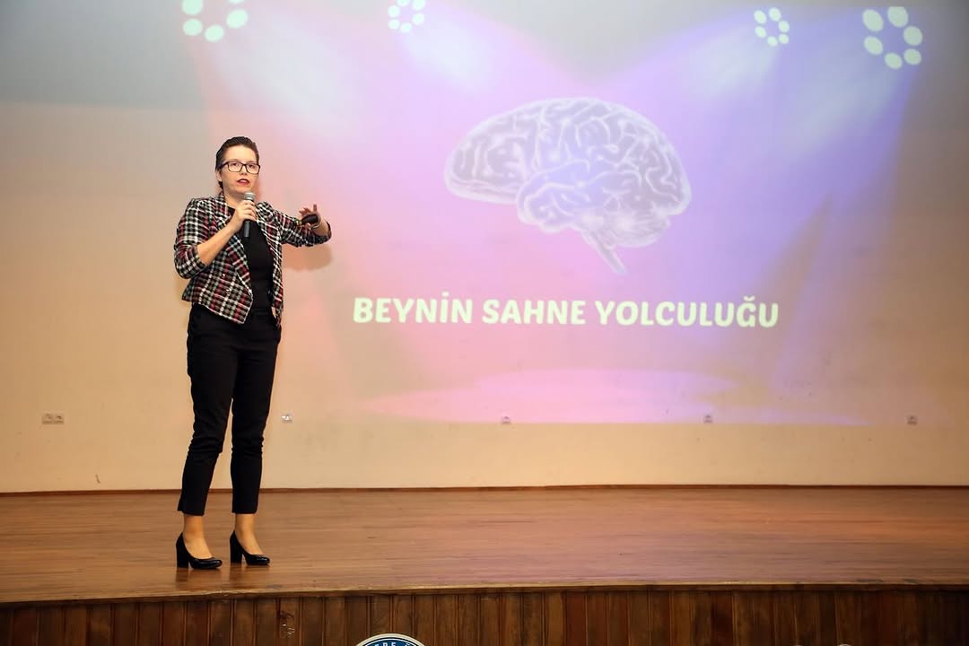 Dr. Gökber, Afyon Kocatepe Üniversitesi'nde Beynin Sahne Yolculuğu'nu Anlattı