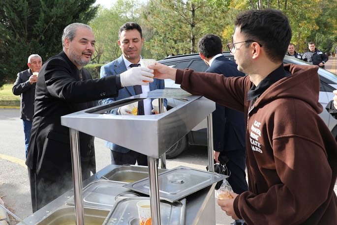 Afyonkarahisar'da Üniversite Öğrenci ve Personeline Sıcak Çorba İkramı