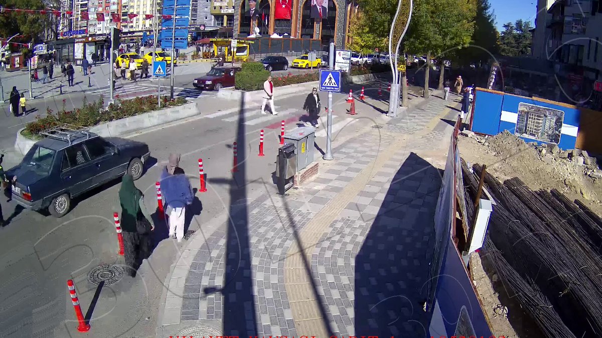 Afyonkarahisar'da Kadın Trafik Polisi Arızalı Aracı İterek Trafik Güvenliğini Sağladı