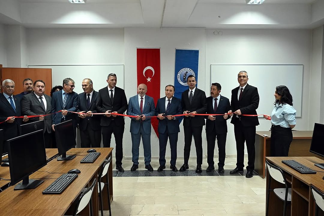 Afyon Kocatepe Üniversitesi Rektörü Prof. Dr. Karakaş, Sinanpaşa ve Sandıklı'daki Meslek Yüksekokullarını Ziyaret Etti