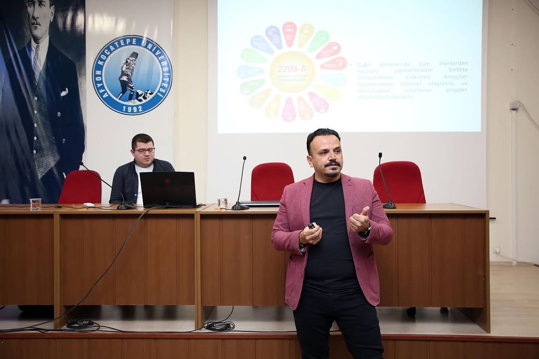 İİBF'de 2209-A ve 2209-B Proje Başvuruları İçin Bilgilendirme Toplantısı Düzenlendi