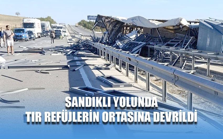 Tır orta refüje devrildi