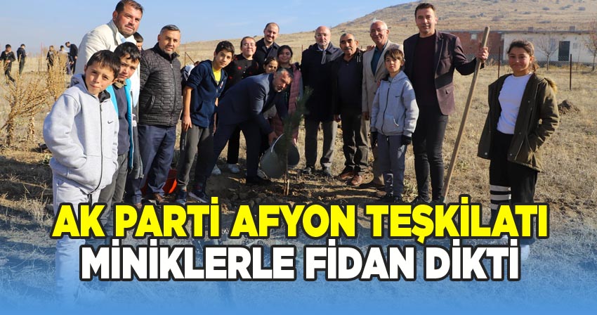 Ak Parti Afyon Teşkilatı miniklerle fidan dikti