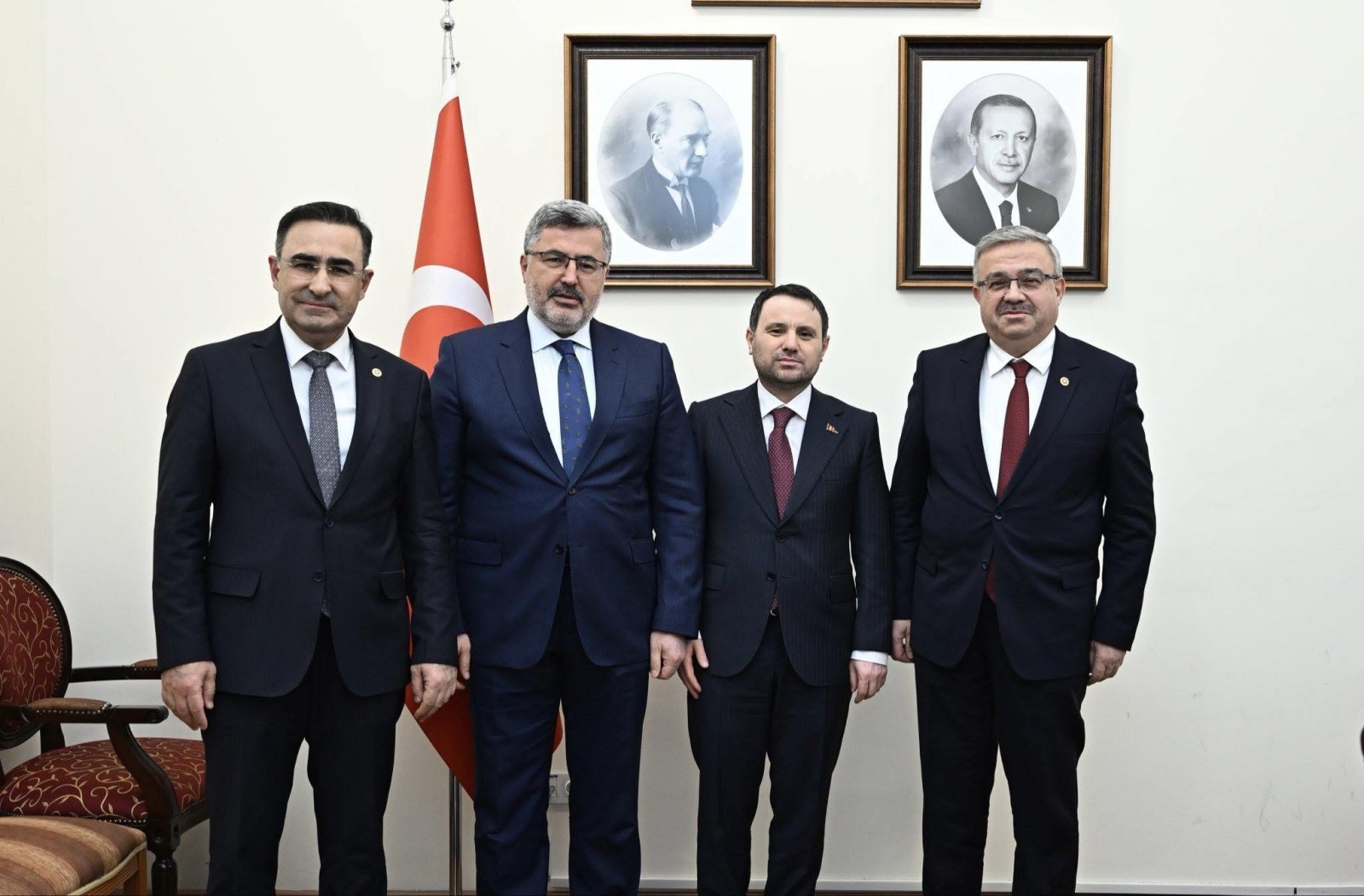 AK PARTİ AFYON VEKİLLERİNDEN BAKAN GÜRLEK’E ZİYARET